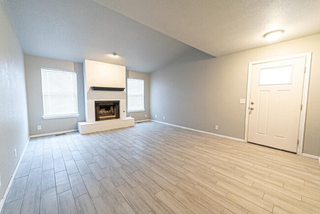 Building Photo - Updated 2-Bed, 1.5-Bath Townhome in NW Nor...