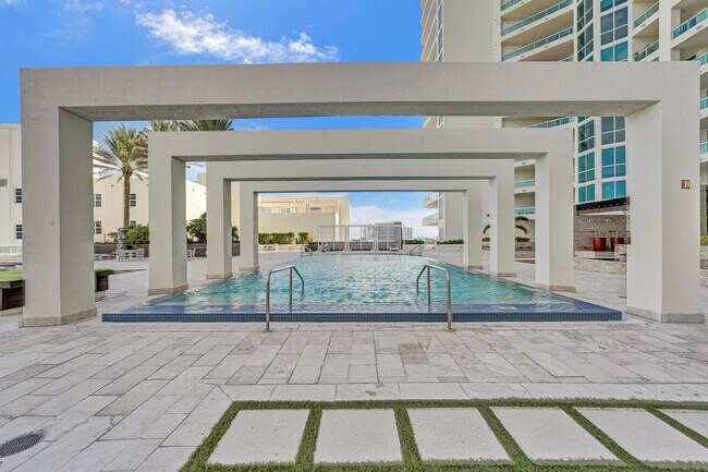 Building Photo - 101 S Fort Lauderdale Beach Blvd