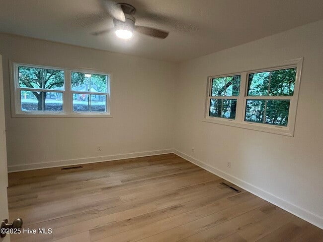 Building Photo - 4929 Oleander Dr