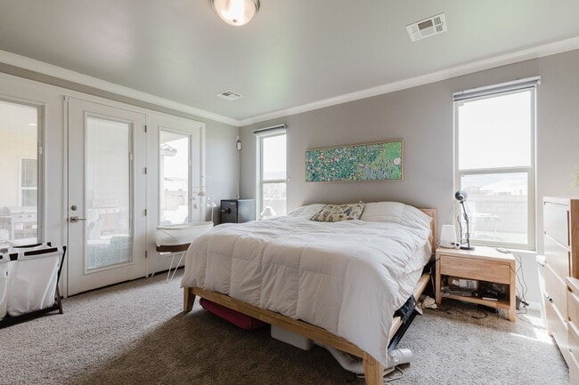 Building Photo - Modern 5 Bedroom Home with Solar Panels - MOVE IN SPECIAL: FIRST MONTH FREE!