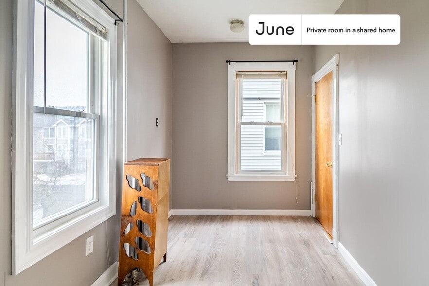 Building Photo - Room in Shared 5 bed/1 bath home