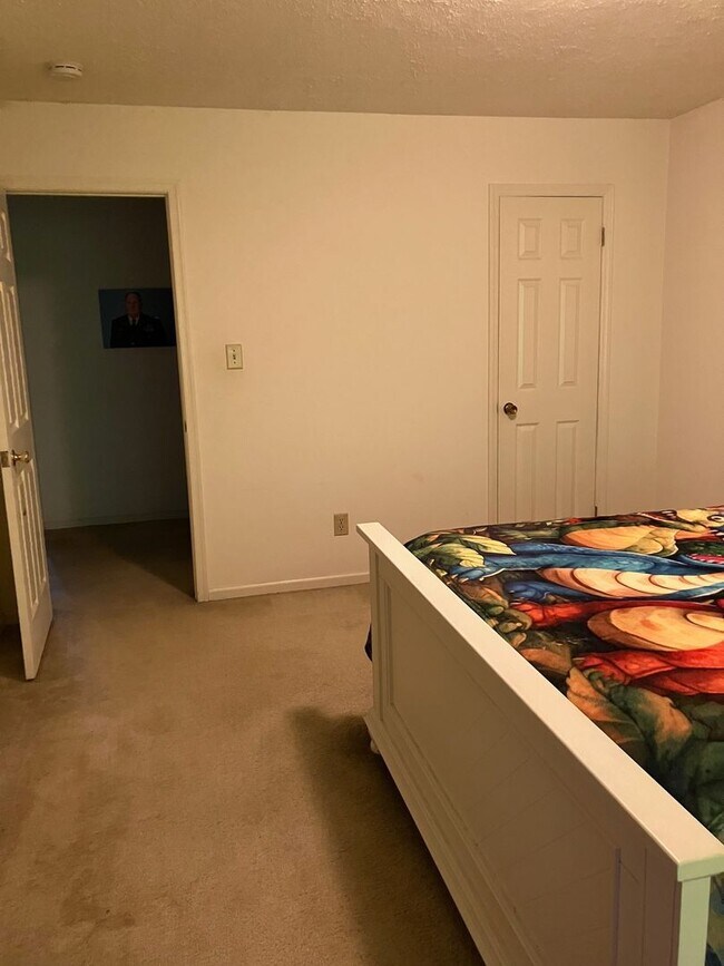 Building Photo - 4852 Rosewell Dr