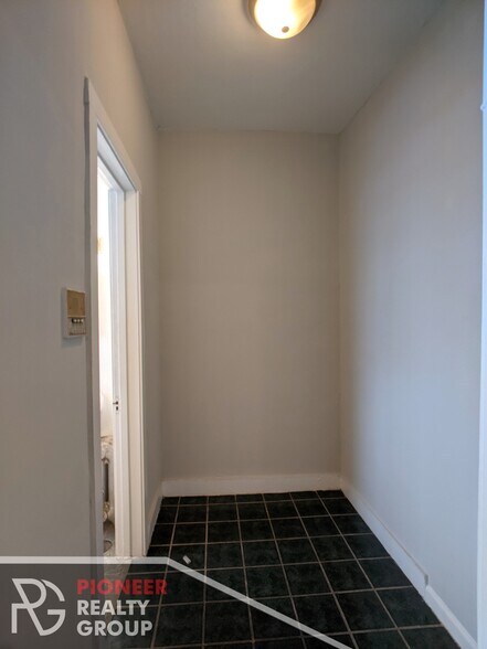 Building Photo - 4857 N Damen Ave