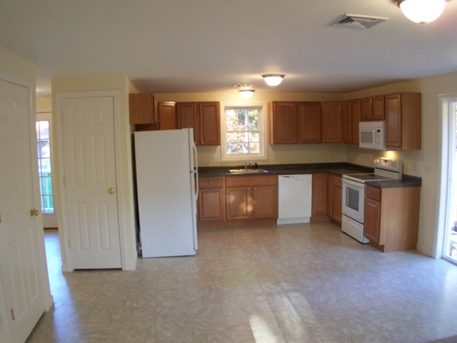 Building Photo - 4 Jessica Ln