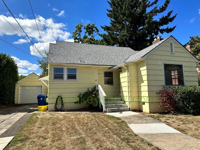 Building Photo - Gorgeous Pet-Friendly 3 Bedroom 1 Bath House