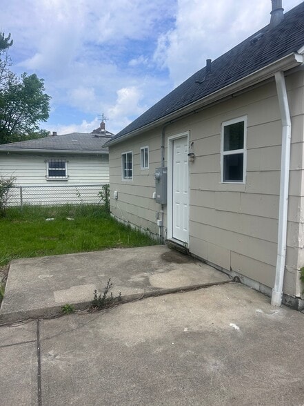 Building Photo - 3890 E 143rd St