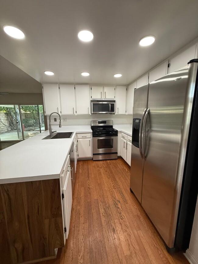Building Photo - Single story 3 bed, 2 bath pool home