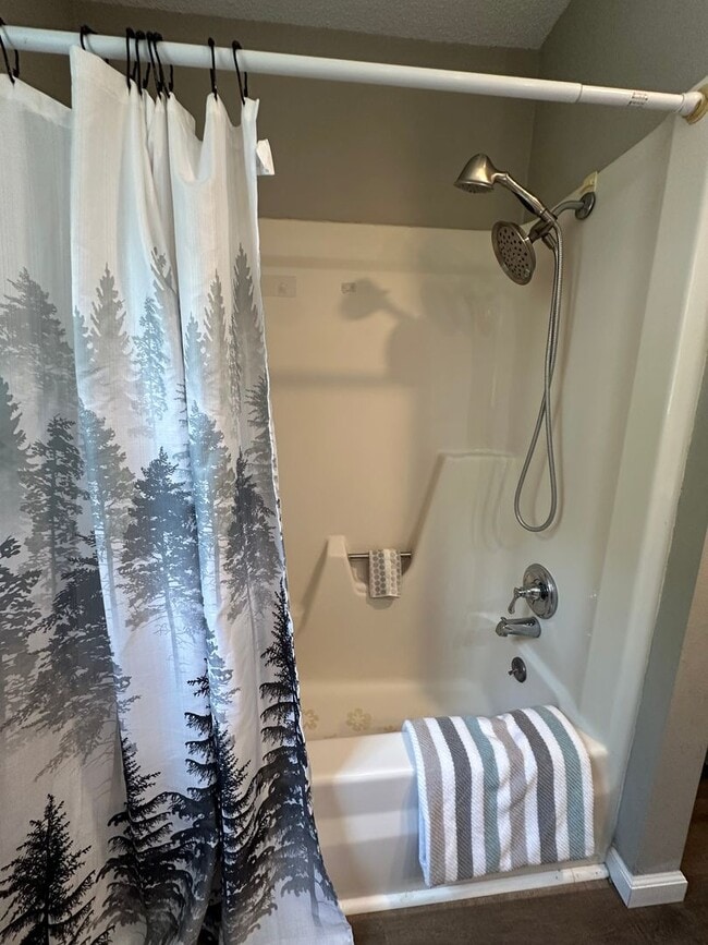 Building Photo - 3 bed, 1 bath home for rent in Maywood edi...