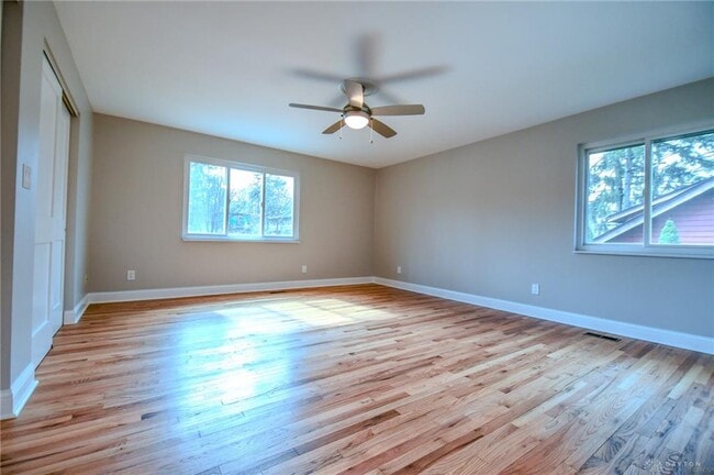 Building Photo - 121 E Schantz Ave