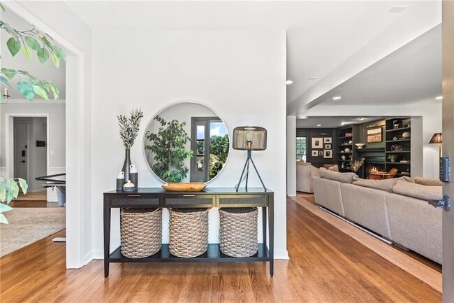 Building Photo - 3201 Lakeridge Dr SE