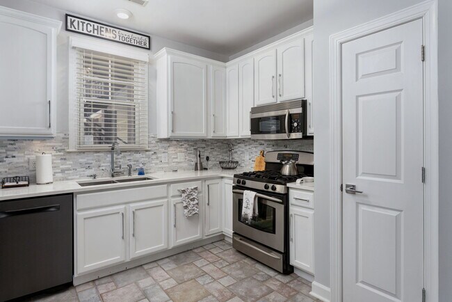 Building Photo - 636 Village Park Dr
