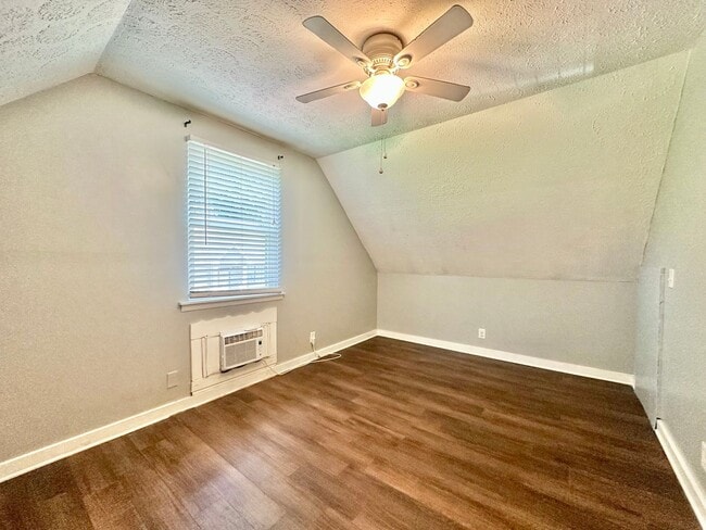 Building Photo - Cozy 2 bedroom Duplex!
