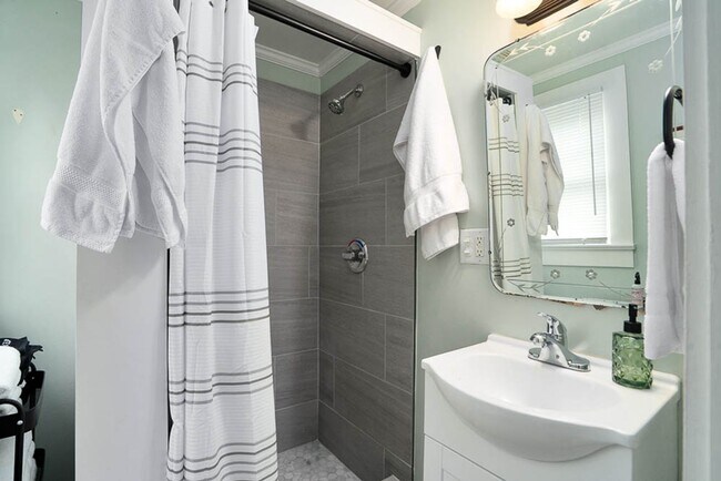 Building Photo - One Bedroom Garage Apartment in 5 Points!!