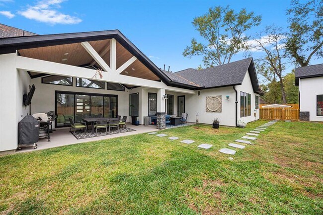 Building Photo - 32810 Oak Creek Dr