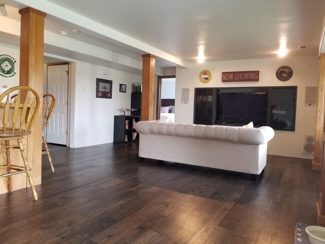 Building Photo - Welcoming 5 bed 3.5 bath South Hills Home