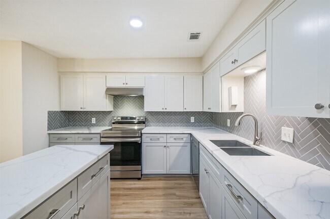 Building Photo - 3362 Continental Dr