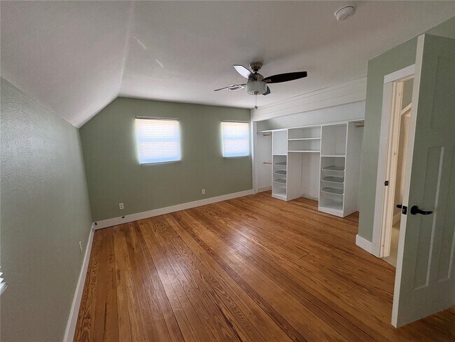 Building Photo - 115 W 6th St