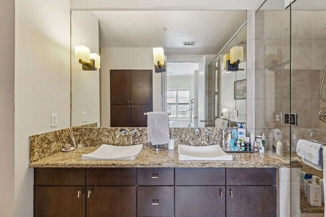 Building Photo - 2950 McKinney Ave