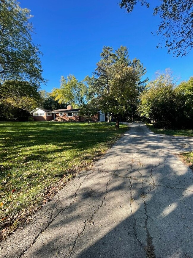 Building Photo - Beautiful Three Bedroom Home