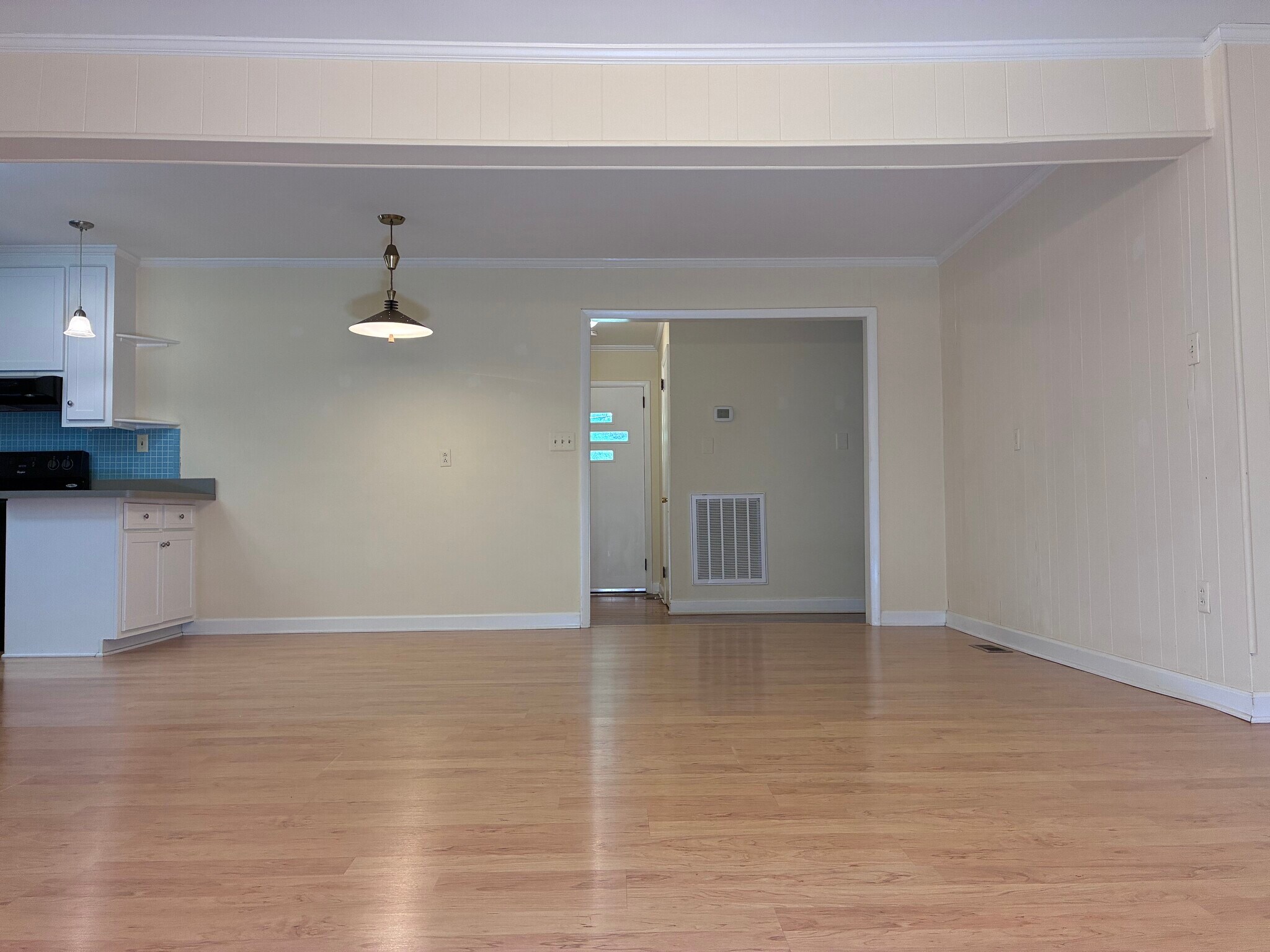 Building Photo - 3649 Pineview Cir