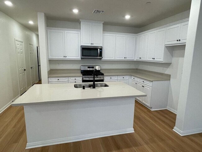Building Photo - Newer Condo Over 2000 sq feet in Ontario