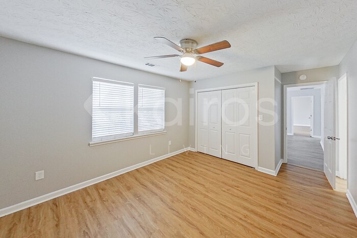 Building Photo - 370 Deer Park Dr