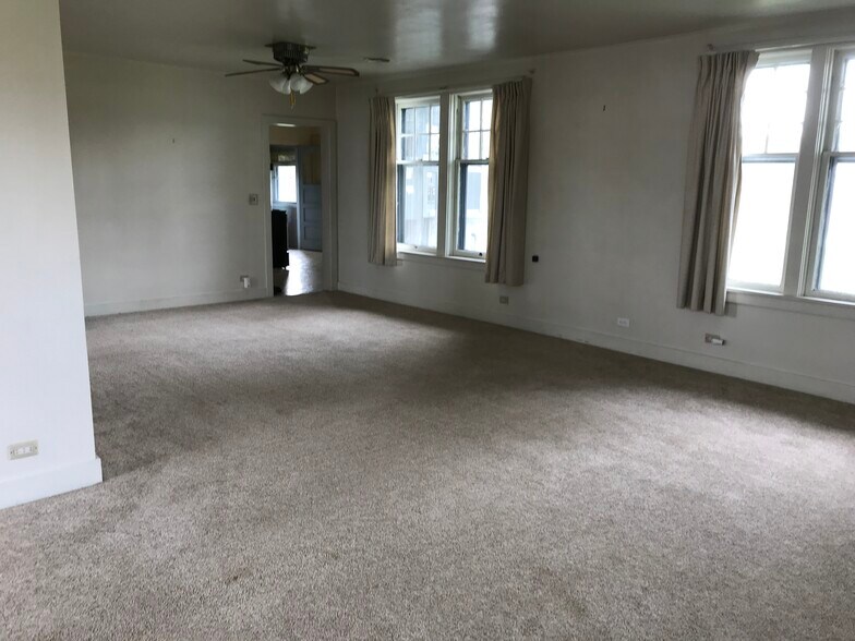 Dining room - 615 W Main St