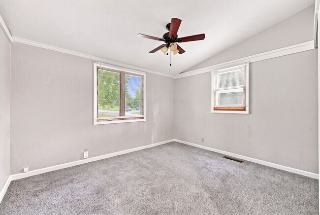 Building Photo - 131 Oak Dr