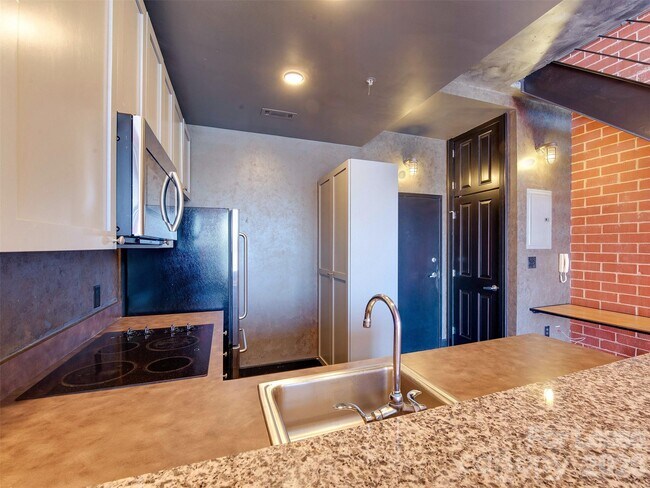 Building Photo - 710 W Trade St