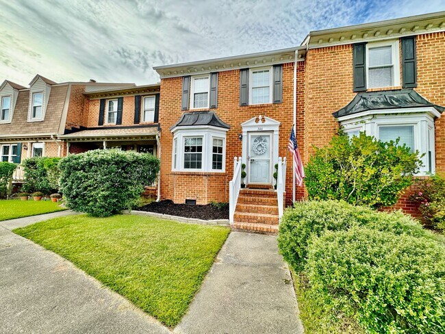 Primary Photo - Available 11-14-25! Lakefront Townhome w/2...