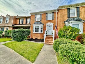 Building Photo - Available 11-14-25! Lakefront Townhome w/2...