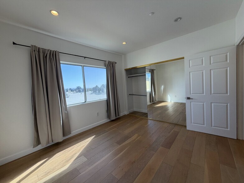 Building Photo - 1247 Barry Ave