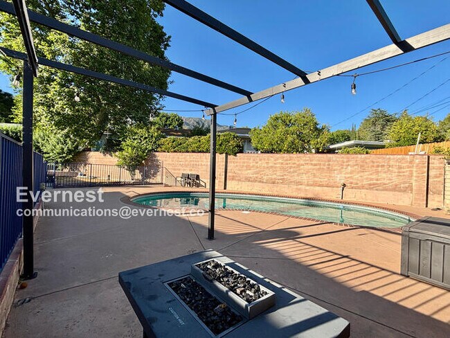 Building Photo - 4932 La Crescenta Ave
