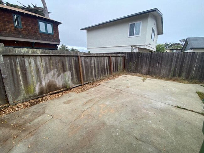 Building Photo - 17 Mile Drive Cottage!