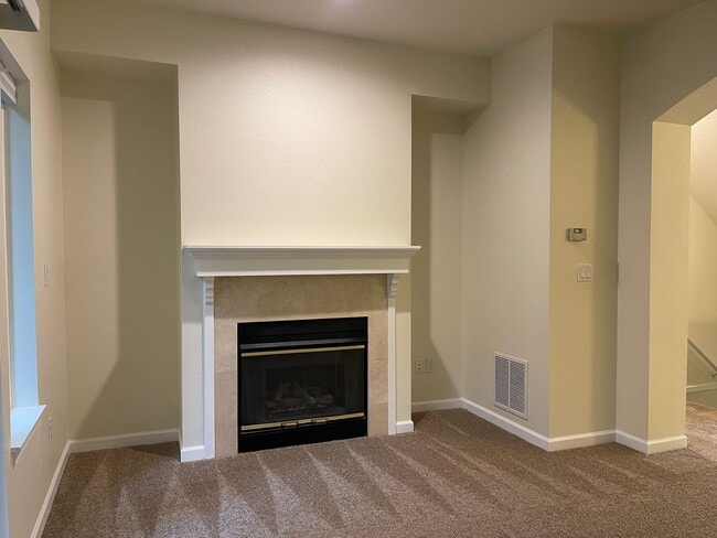 Building Photo - Bellevue Townhome! 2 Bedroom 2.5 Bathroom! *Utilities Included*