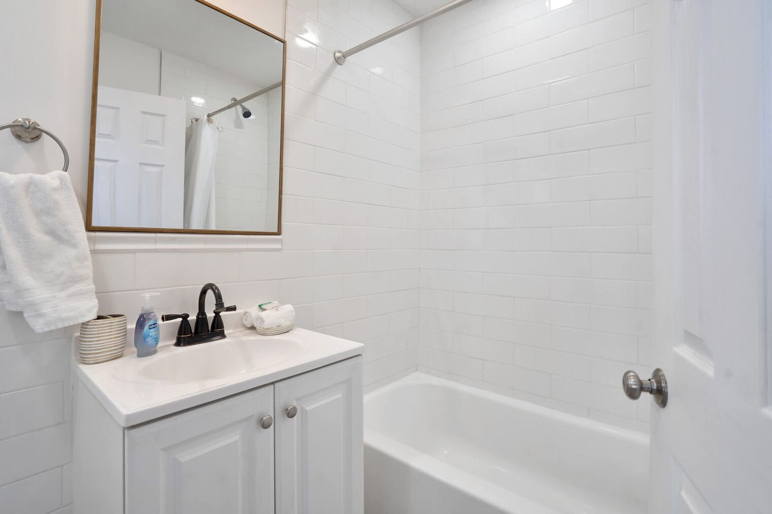 Building Photo - 184 Creek Rd