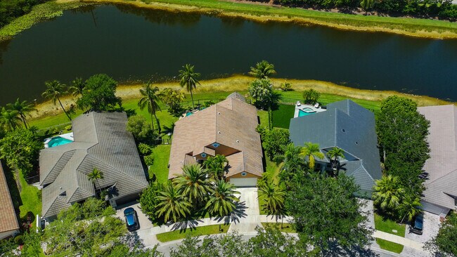Building Photo - 3043 Lakewood Dr