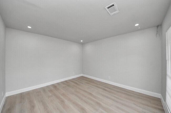 Building Photo - 734 Dell Dale St