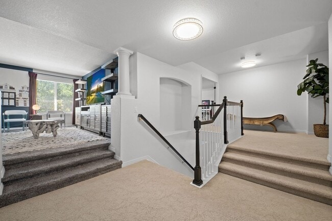 Building Photo - 2062 Hyacinth Rd