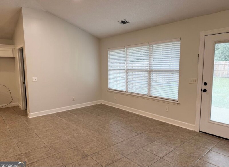 Building Photo - 206 Willow Dr