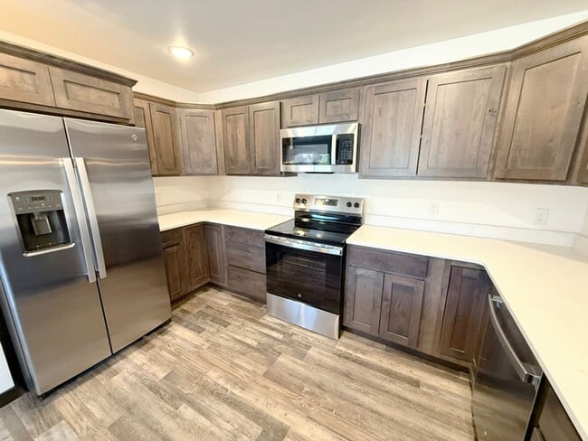 Building Photo - Brand New Condo, Large Windows and Central...