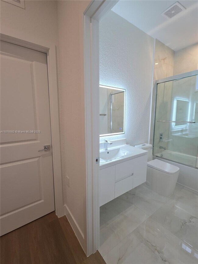 Building Photo - 1313 NW 6th Ave Unit A