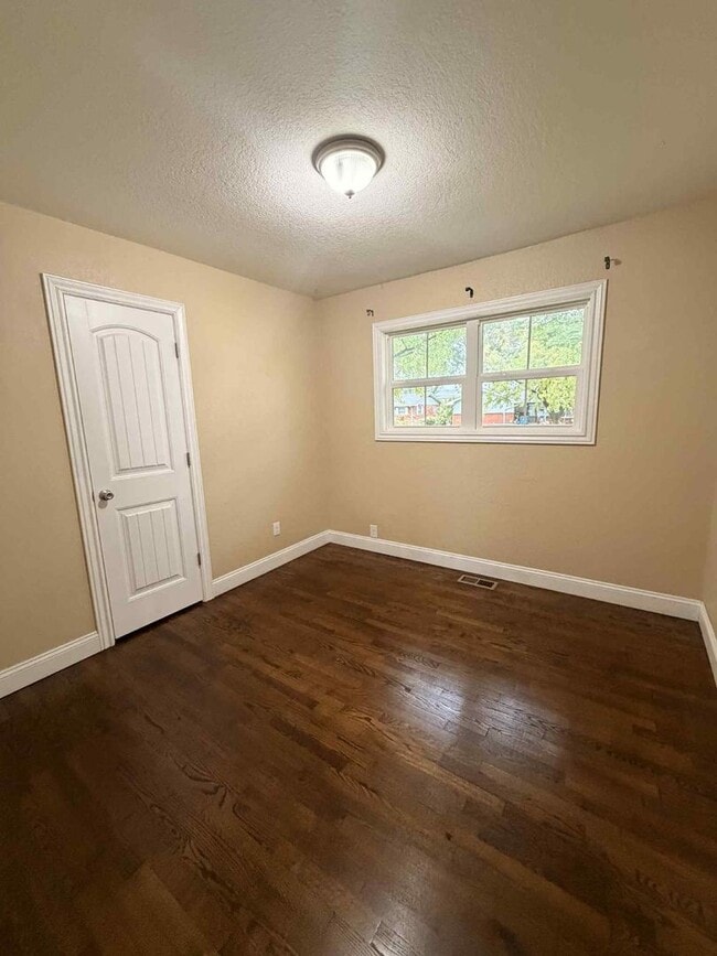Building Photo - HOLIDAY SPECIAL: HALF OFF FIRST MONTH RENT!!! BEAUTIFUL 3 BEDROOM / 2 BATHROOM HOME IN JOPLIN MO-...