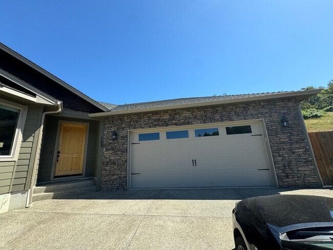 Building Photo - Newer Winchester 4 bedroom 2 bath home