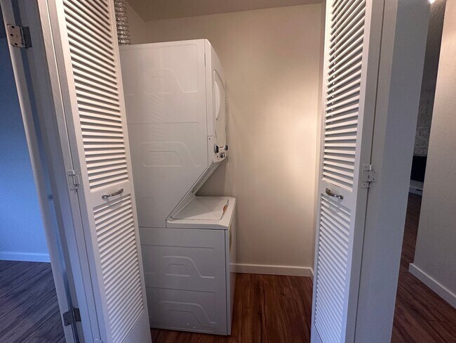 Building Photo - Spacious Top-Floor 2BD in Beautiful Magnol...