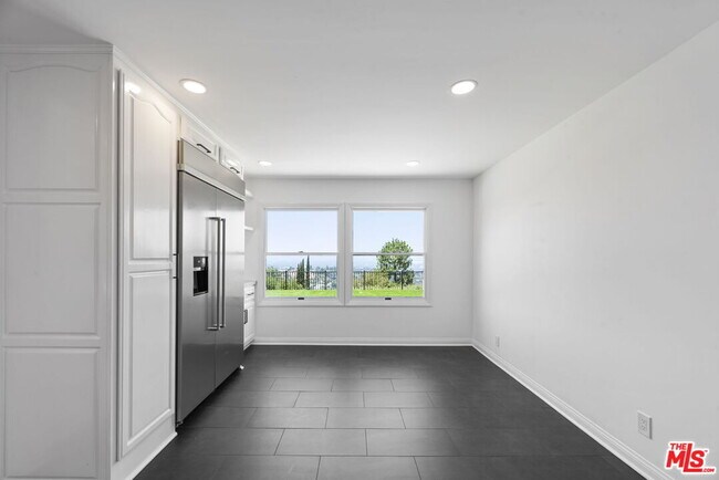 Building Photo - 15851 Mulholland Pl