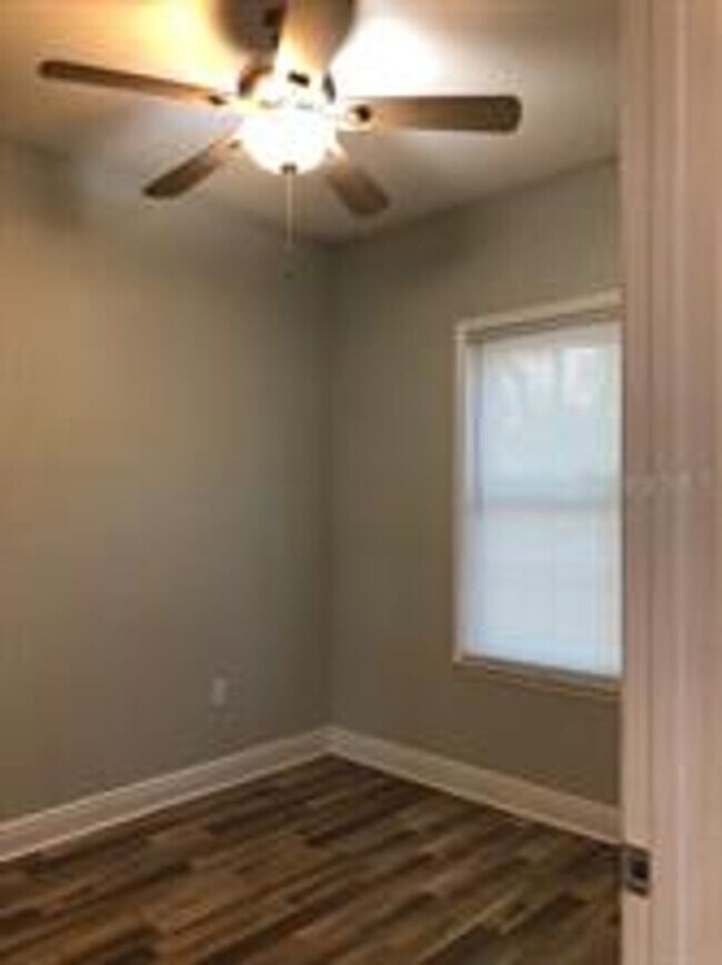 Building Photo - 2 Bedroom / 2 Bath Bungalow in Sanford's Historic District!