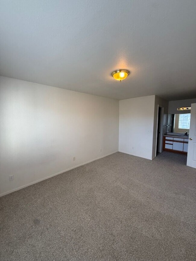 Building Photo - 3014 W Villard St