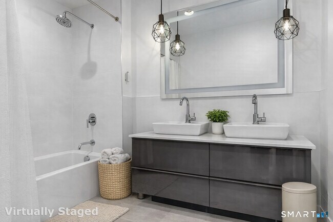 Building Photo - 930 Cove Rd