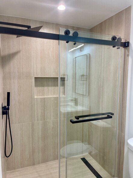 Building Photo - 613 1/2 W 41st St